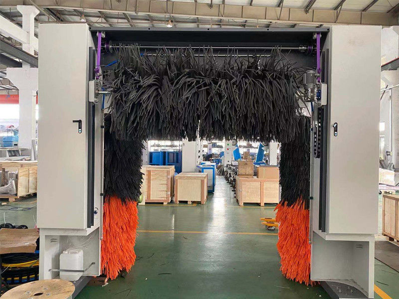 Lavatrice automatica a 5 spazzole con asciugatrice d'aria integrata.