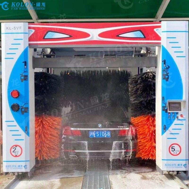 Lavatrice automatica a 5 spazzole con asciugatrice d'aria integrata.