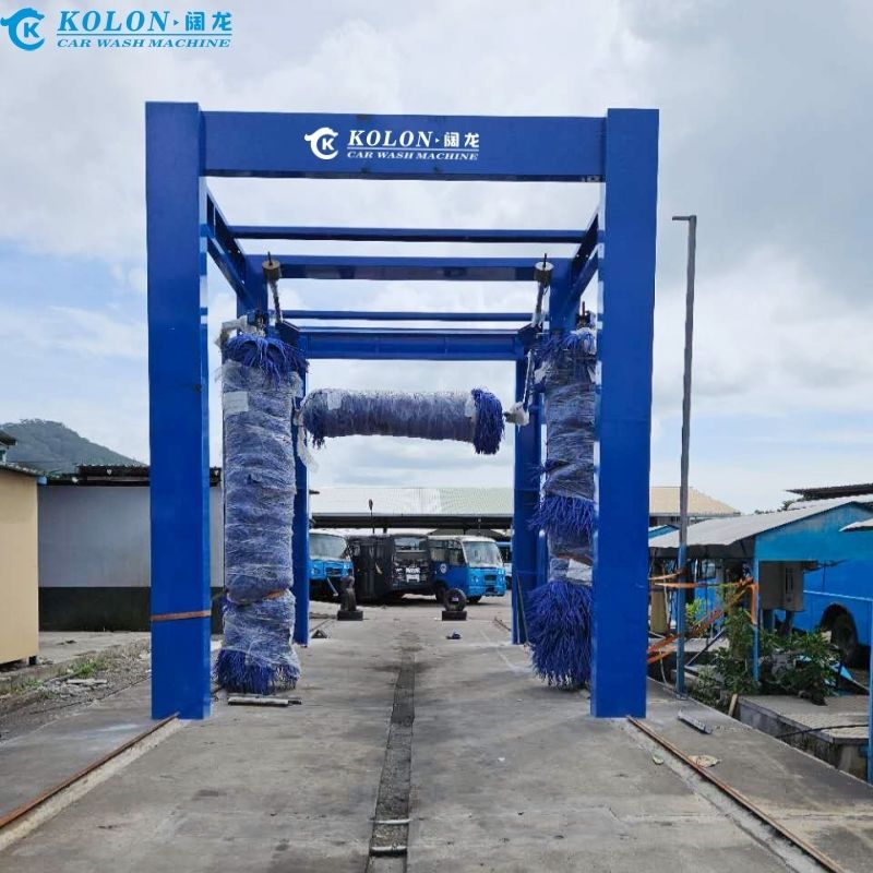 Autolavaggio per autobus a 3 spazzole KOLON Drive Through con pulsante di arresto di emergenza, dotato di controllo PLC, consumo d'acqua 267L