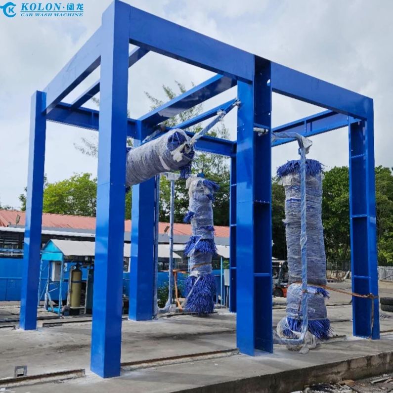 Autolavaggio per autobus a 3 spazzole KOLON Drive Through con pulsante di arresto di emergenza, dotato di controllo PLC, consumo d'acqua 267L