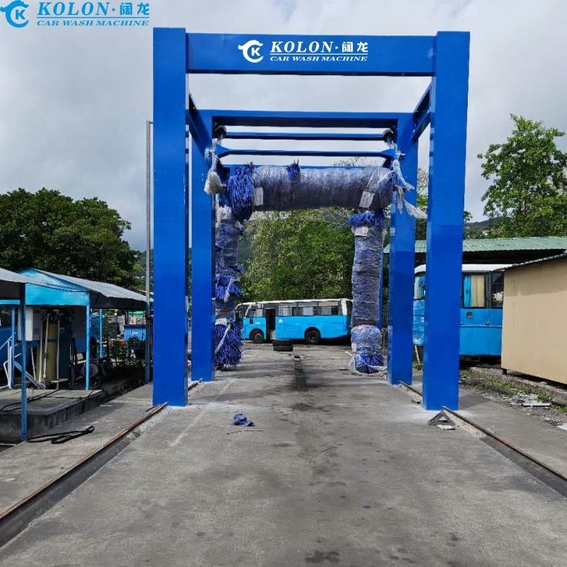 Autolavaggio per autobus a 3 spazzole KOLON Drive Through con pulsante di arresto di emergenza, dotato di controllo PLC, consumo d'acqua 267L