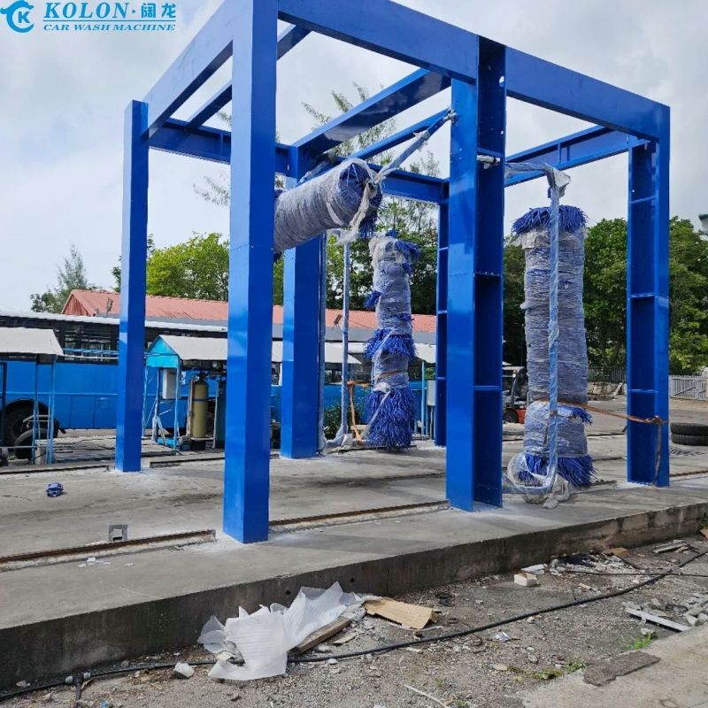 Autolavaggio per autobus a 3 spazzole KOLON Drive Through con pulsante di arresto di emergenza, dotato di controllo PLC, consumo d'acqua 267L